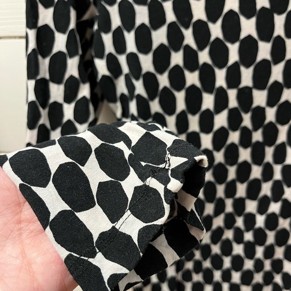 📍 LAURÈL Black and White Patterned V-Neck Top – Size CAN 12 - Picture 7 of 9